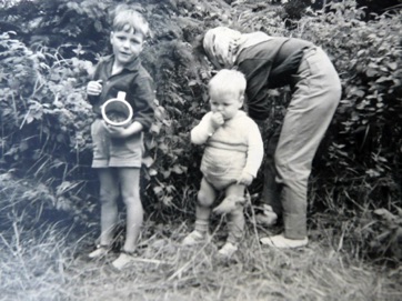 VIKKEVEJ 1 - Jan, Leif og deres mor i 1950erne.jpg